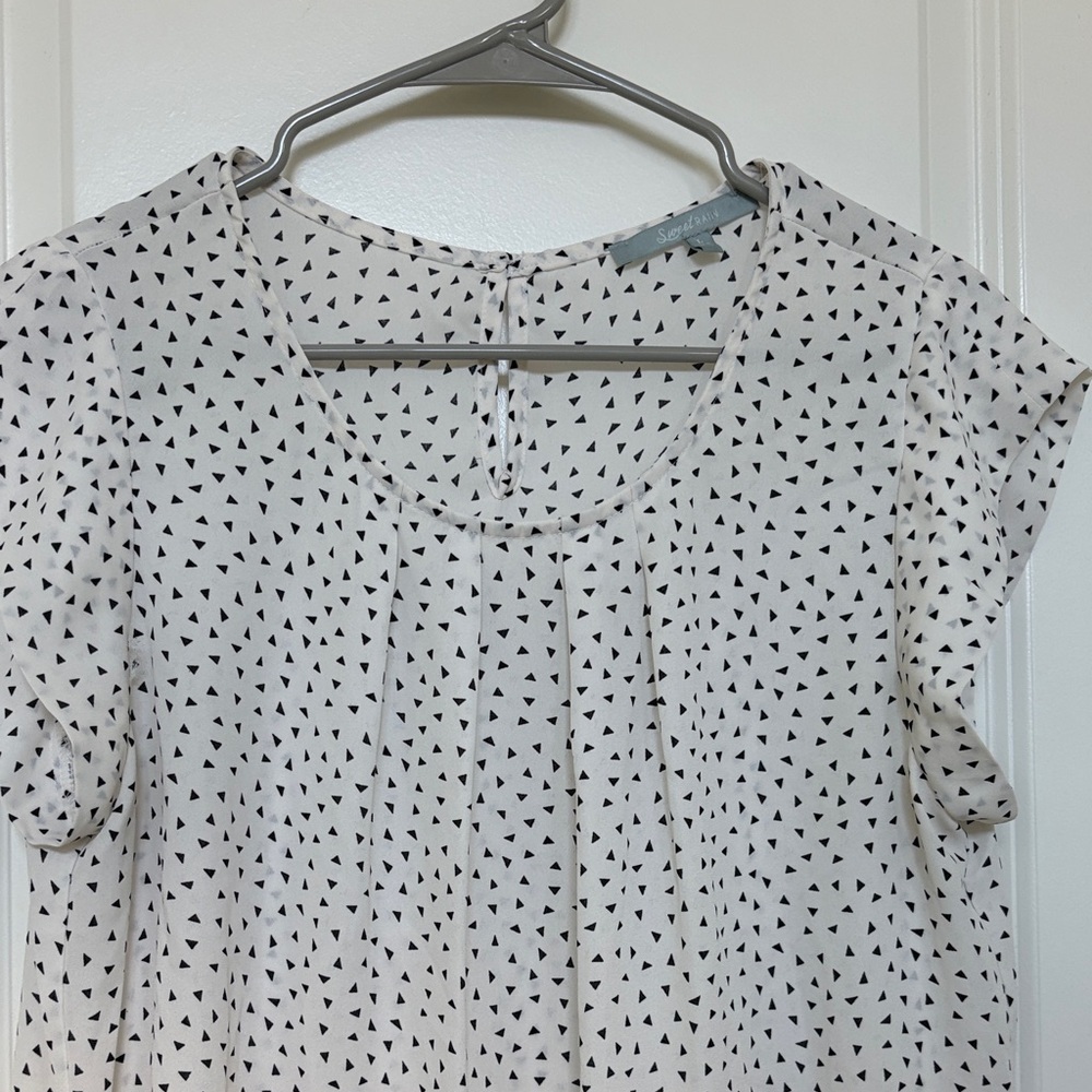 Sweet Rain White Top with Black Heart Print - Picture 3 of 5